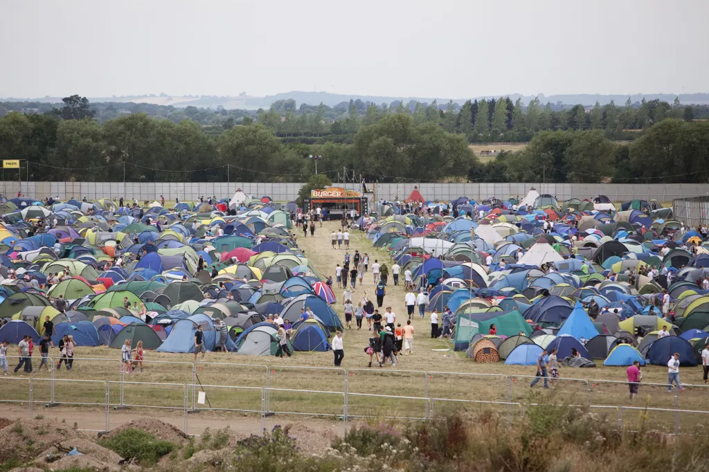 Festivalgoers and atmosphere at Global Gathering 2010